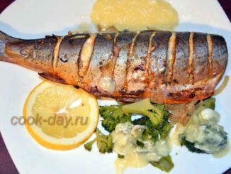 Голец с белым соусом - рыбное блюдо для обеда или ужина с горниром из броколи