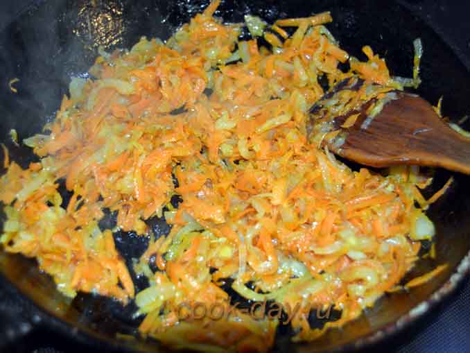 Пассируем лук с морковкой на сковороде для приготовления мяса