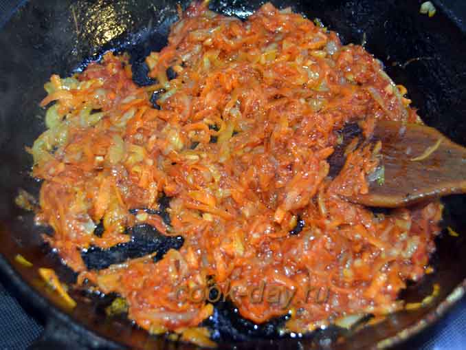 Пассировка лука с морковью и томатной пастой н сковороде