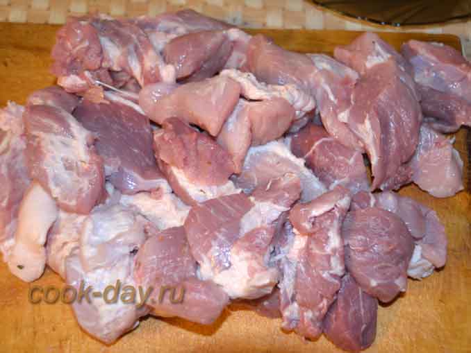 Как нарезать мясо для тушения - рецепт приготовления свиной тушенки