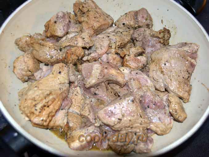 Как вкусно и просто приготовить мясо - тушим свинину на сковороде