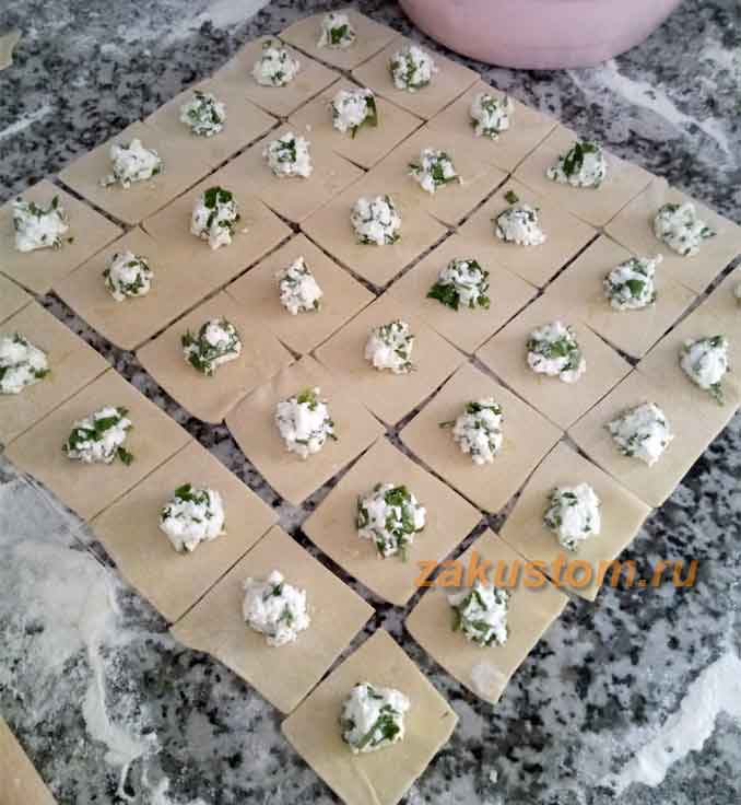 Домашние вареники с начинкой из сыра и зелени вместо творога: как приготовить
