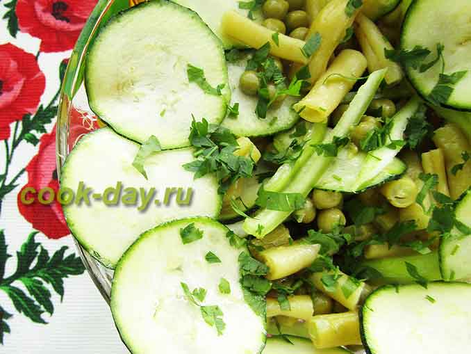 Как приготовить витаминный салат из стручковой фасоли, цукини и горошка