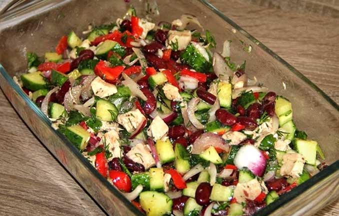 Готовим овощной салат с курицей и фасолью