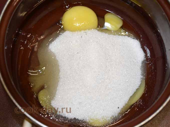 Смешиваем яйца и сахар
