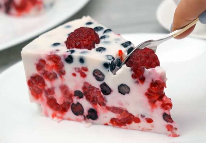 Невероятно вкусный и нежный творожно-ягодный десерт