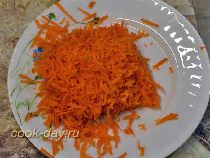 Почищенную морковку натрем на крупной терке