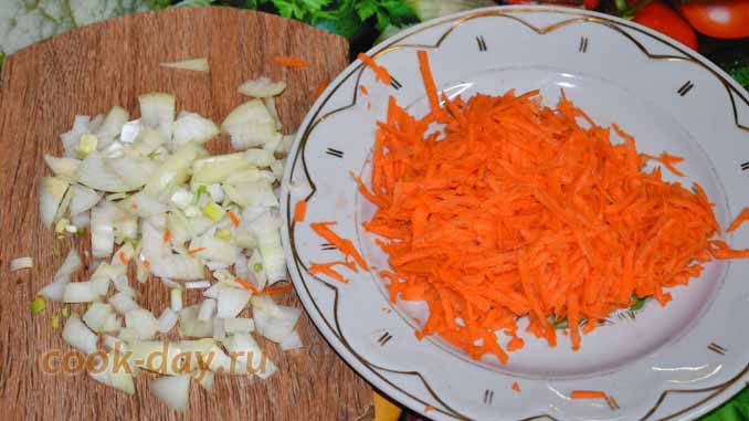 Подготавливаем лук и морковь в щи