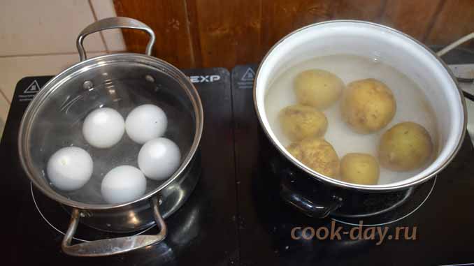 Варим картофель и яйца