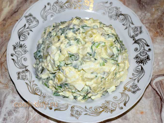 Картофельный салат с яйцои, огурцом и зеленью
