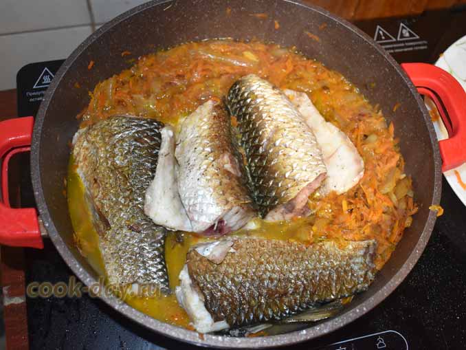 Готовим рыбу пеленгас на сковороде с морковкой и луком