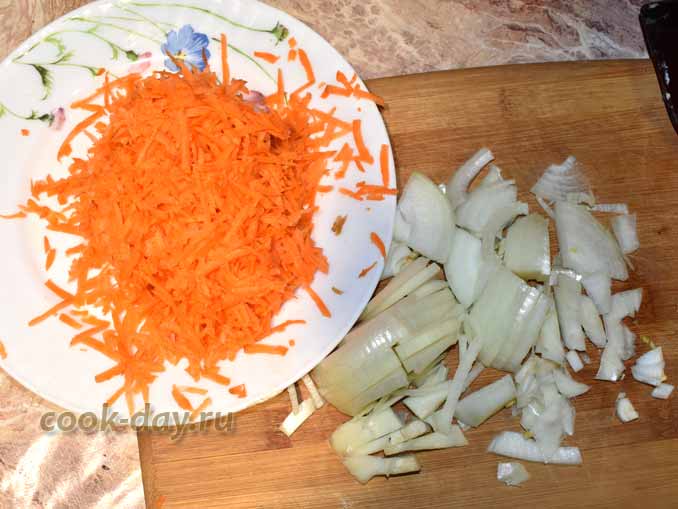 Нарезанный лук и тертая морковь