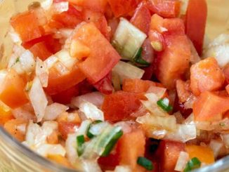 Салат из помидоров с луком и потрясающим соусом