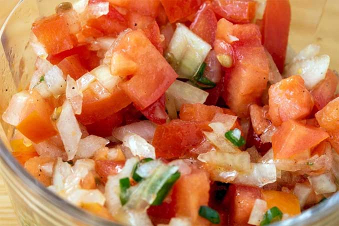 Салат из помидоров с луком и потрясающим соусом